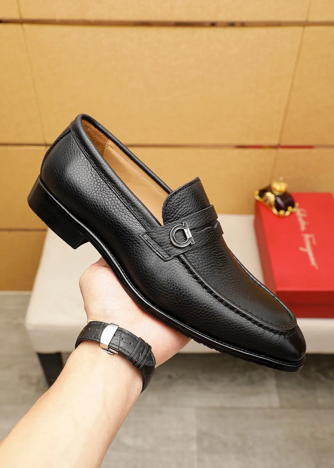 Men's shoes 💰460 💐 Product trademark: Ferragamo "Ferragamo" casual leather shoes Regular size: 38-44 (45.46🉑️customized) Product materials: Selected imported first-layer pebbled cowhide leather upper + luxury hardware buckle, imported water-dyed cowhide leather lining. Strong three-dimensional visual effect, original outsole color: 2⃣️seed leather materials optional